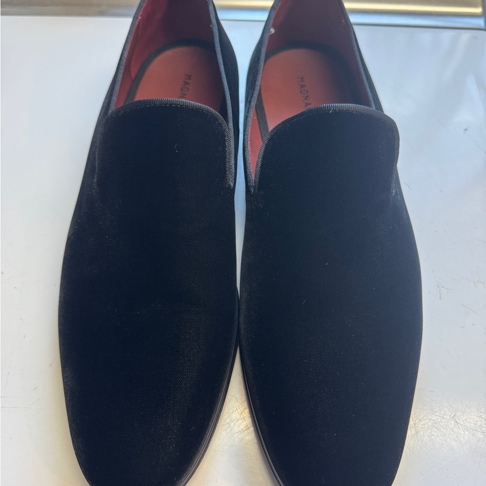 Magnanni Classic Black Slip-On Loafers
